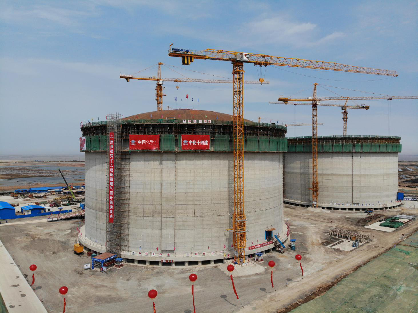 十四化建承建的連云港石化低溫罐項目16萬m3低溫罐.jpg